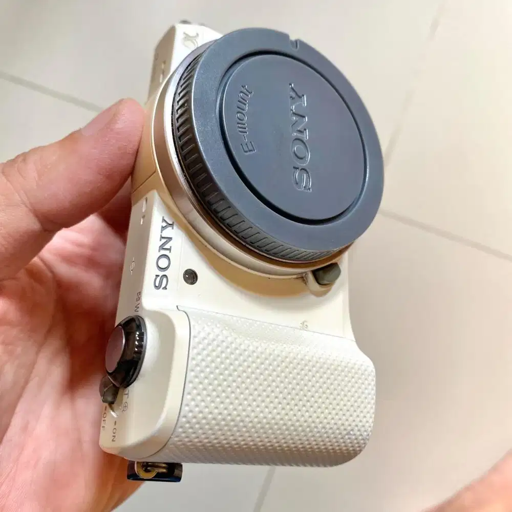 sony mirorless a5000 body only , with strap