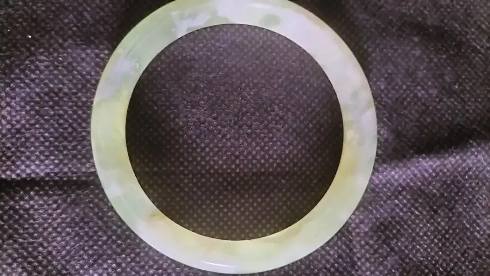Gelang batu giok