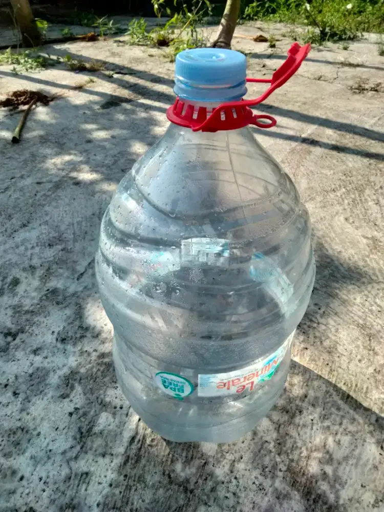 Galon le mineral bekas