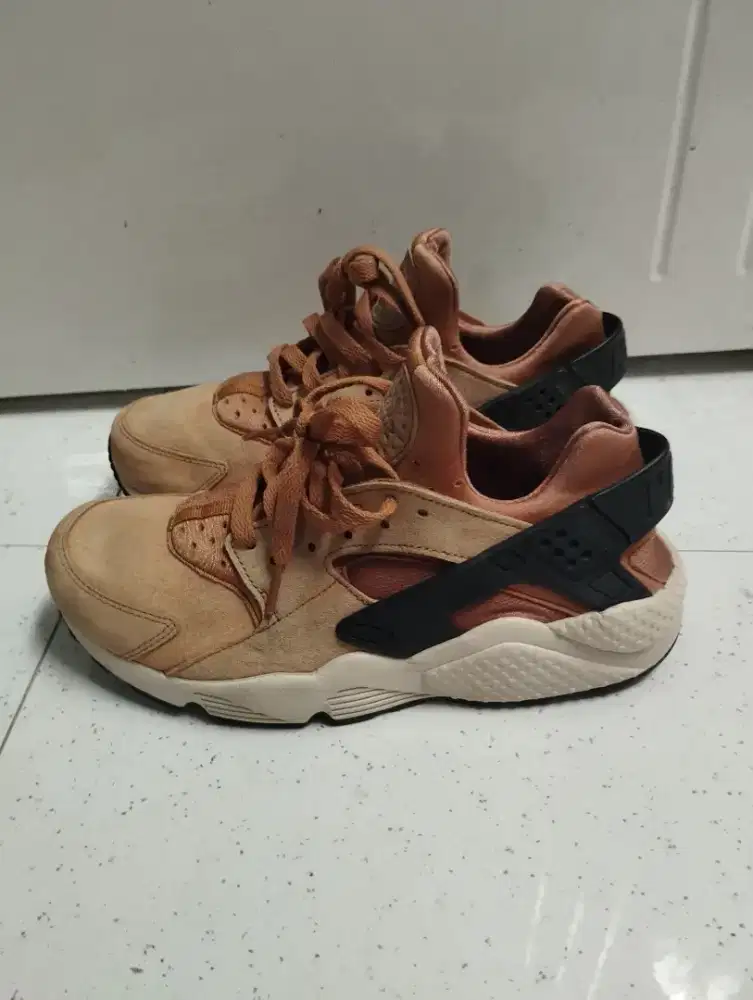 Sepatu Running Nike Huarace