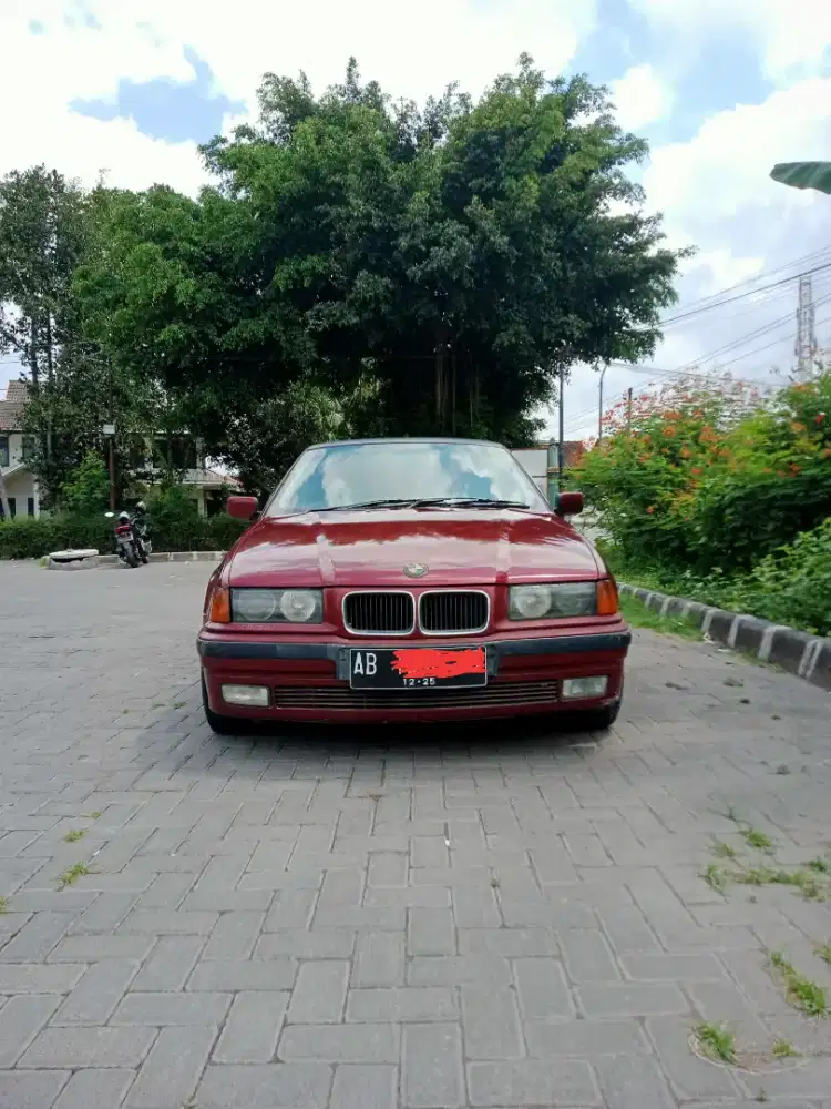Jual Sedan BMW Maroon 320i 1996