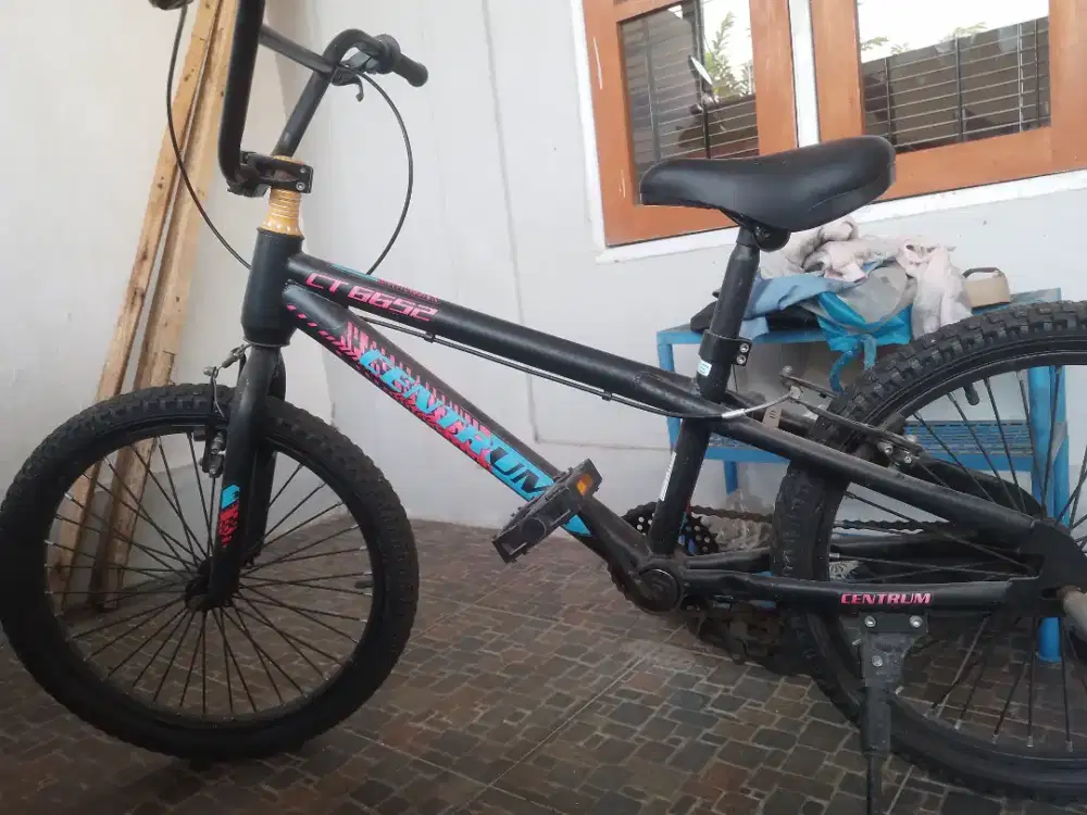 Sepeda bmx merk centrum hitam
