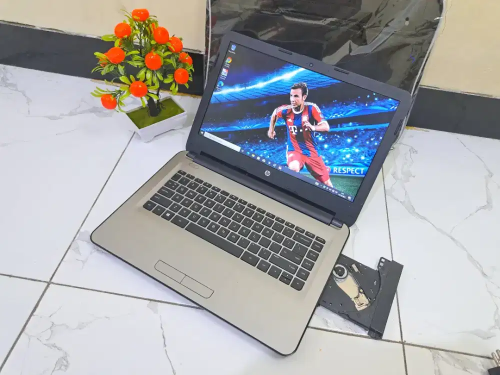 Laptop hp 14 AMD A6  slim silver siap pakai sangat normal