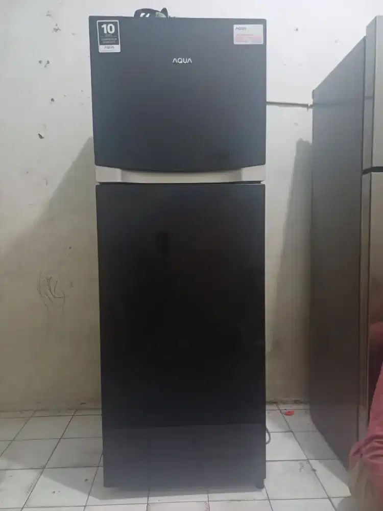 Dijual cepat kulkas Aqua 2pintu model baru kondisi normal rak lengkap