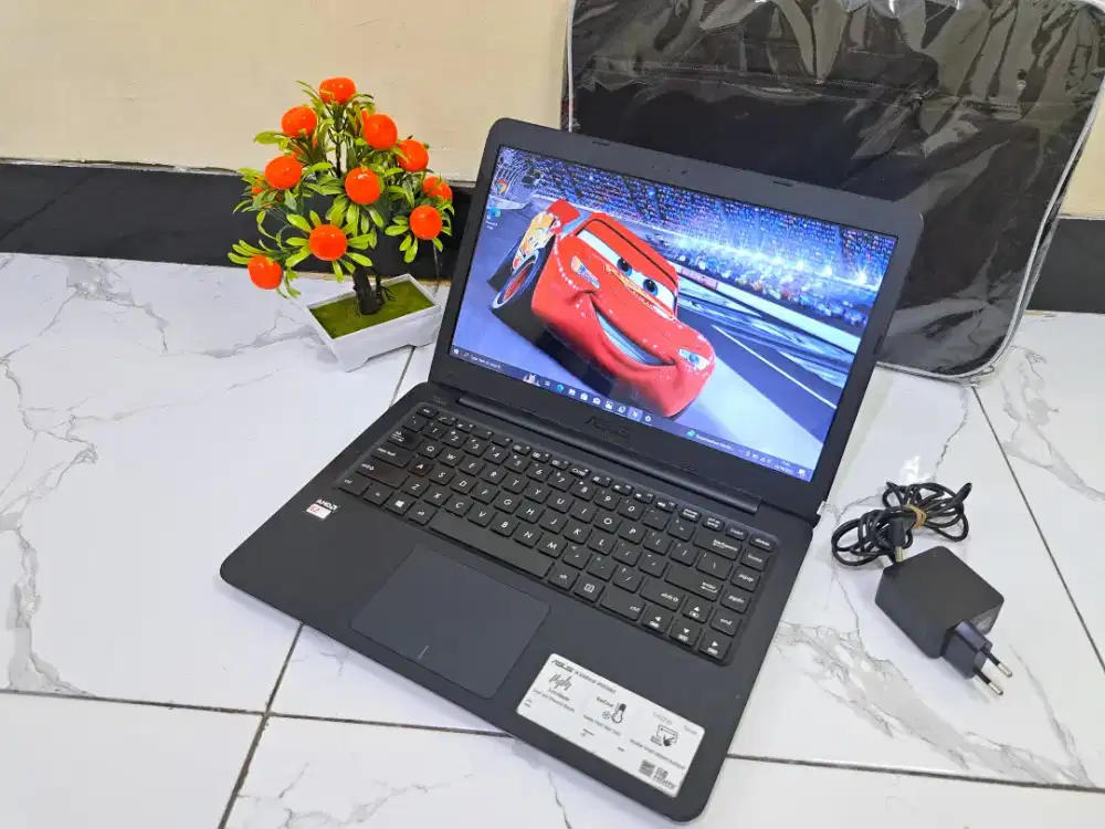 Ssd 128 gb ngebutt asus E402 AMD E2 ram 4 gb slim siap pakai