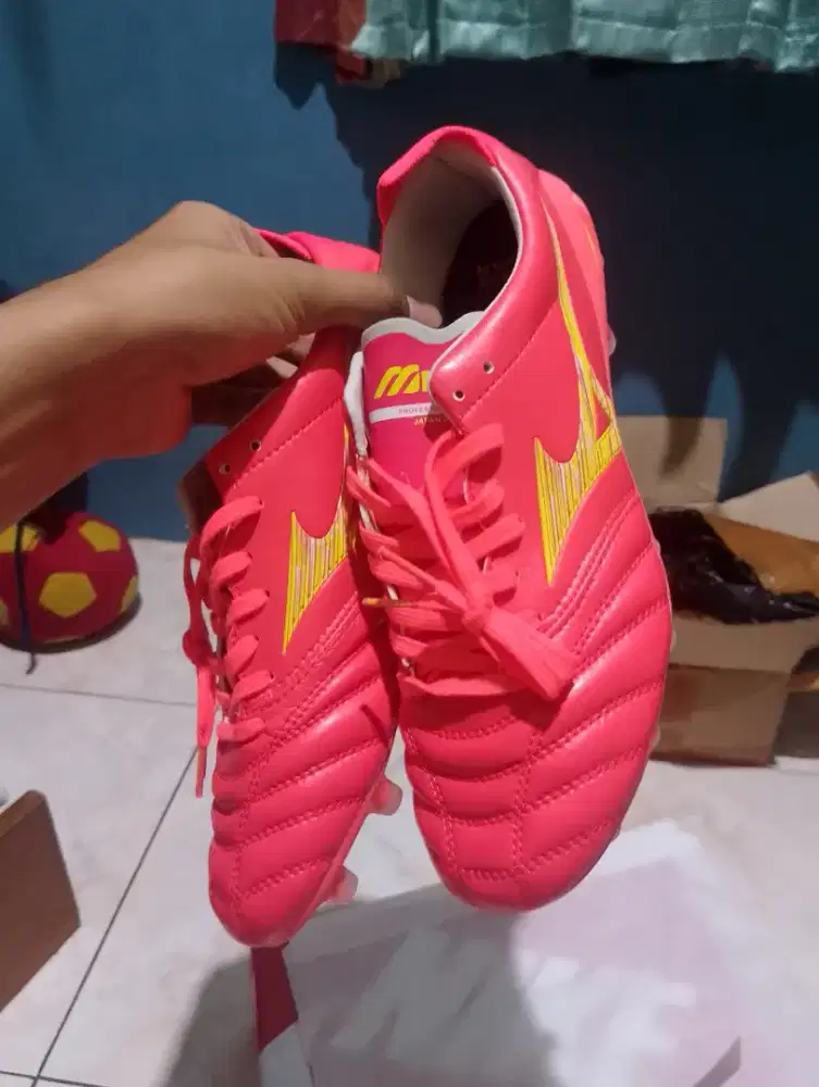 Sepatu bola Mizuno Morelia size 42 (27 cm)