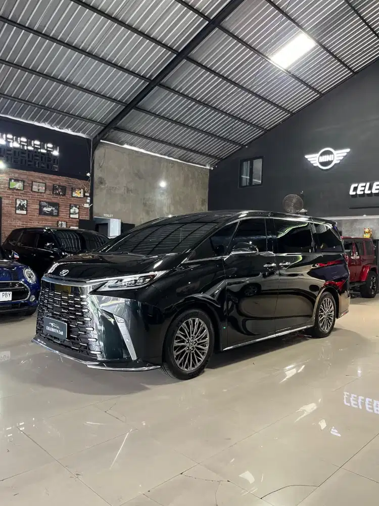 Toyota Lexus LM350 Hybrid 7 Seater