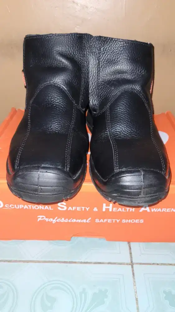 Sepatu safety Dr. Osha