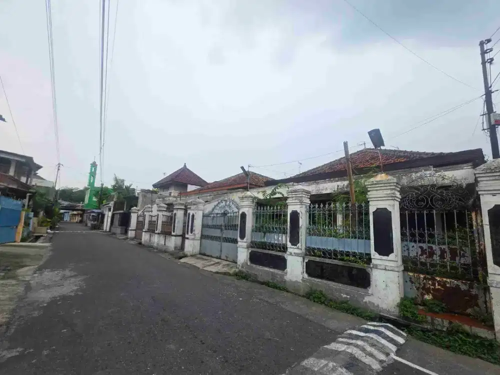 tanah dijual bonus bangunan lama lokasi tengah kota manahan solo dekat stadion