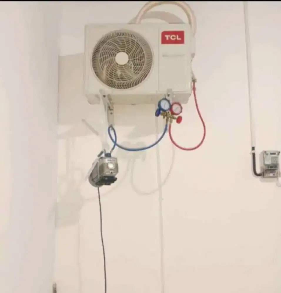 Service ac tidak dingin, bongkar pasang ac, cuci ac tambah freon vakum