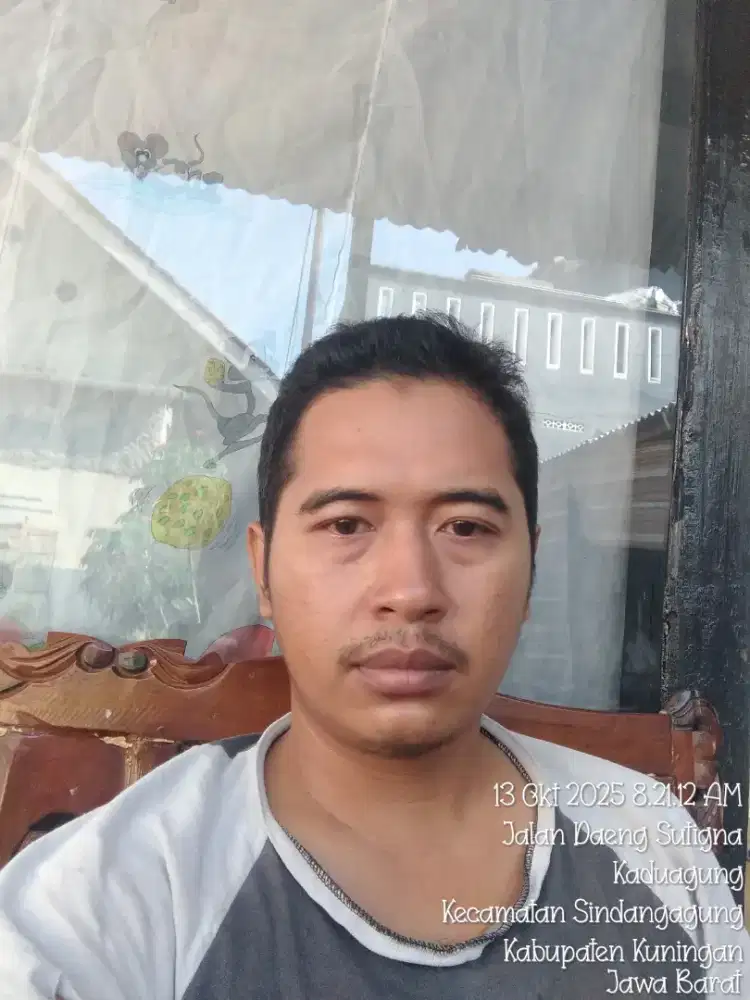 Mecari kerja buat biaya sekolah anak dan kebutuhan lain nya