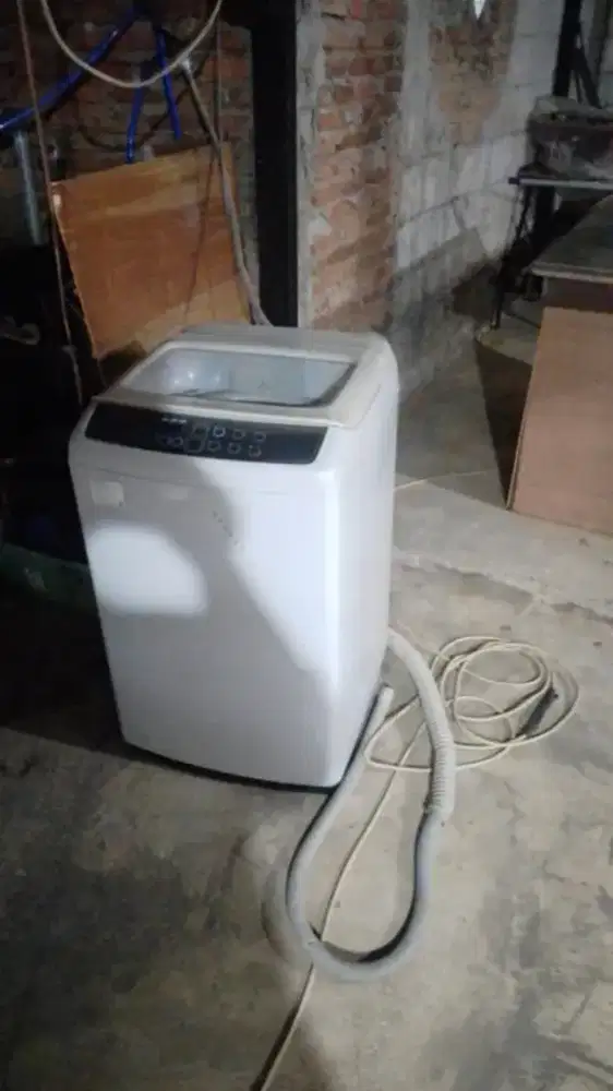 Teknisi AC kulkas mesin cuci (elektronik)