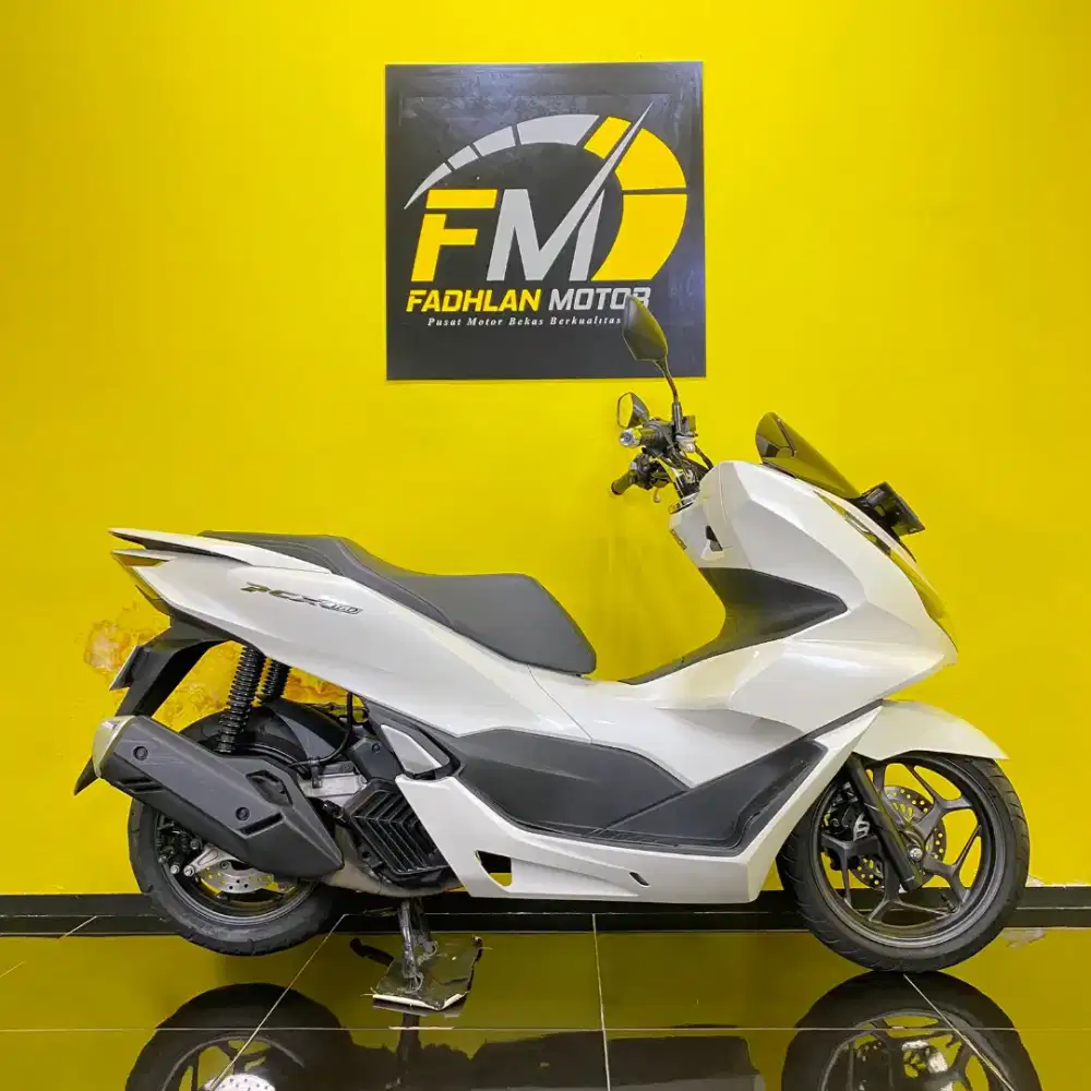 Honda PCX 160 tahun 2023 warna putih km low