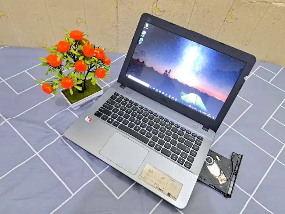 Ssd 256 gb ngebut AMD A4  siap pakai lancar jaya asus X441B