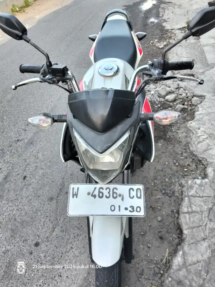 Honda CBR150R surat2 komplit plat w gersik THN 2015