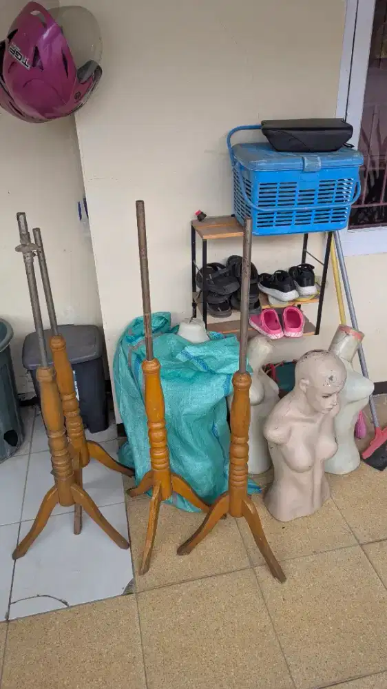 Manekin plastik, kaki kayu. Eks jualan. Ambil semua aja harga nego
