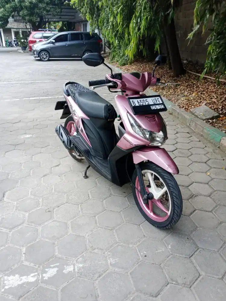 Honda Beat carbu tahun 2010 warna pink orisinil
