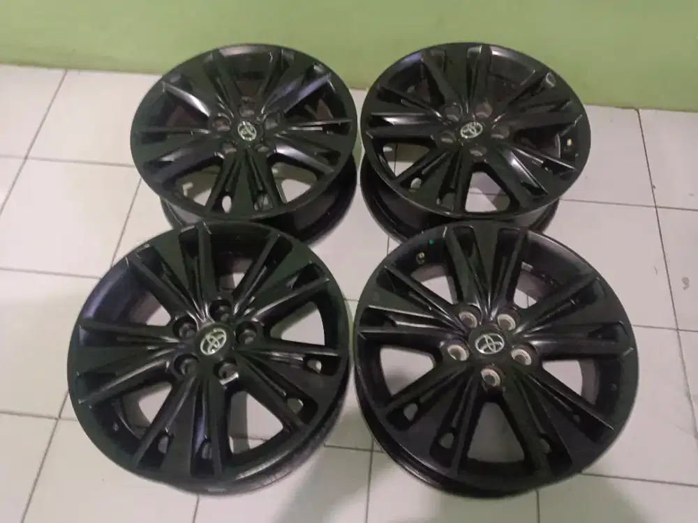 Velg Original Toyota Innova Venturer
• Ring 17 | Pcd 5x114
Lebar 6.5