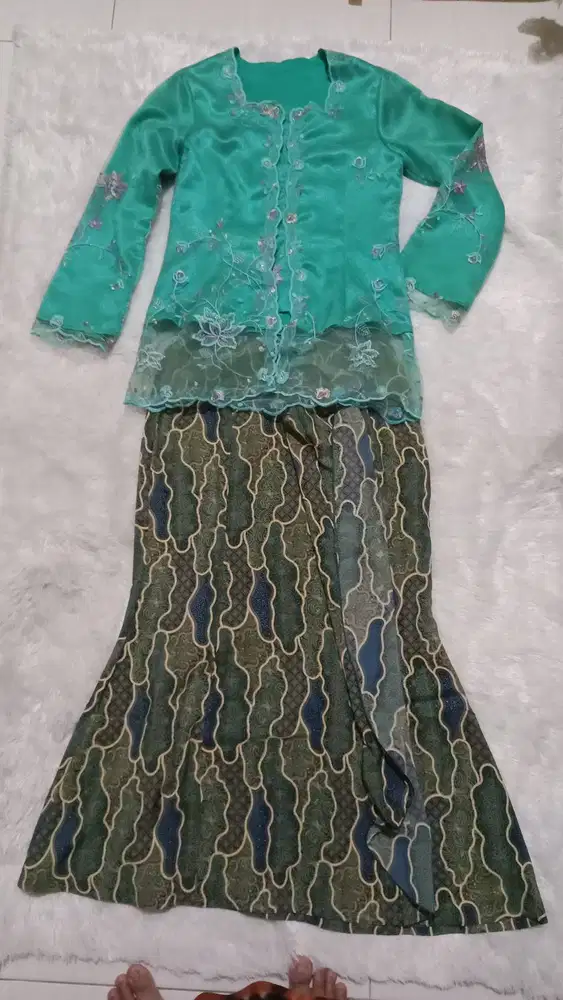 Kebaya wisuda atas bawah