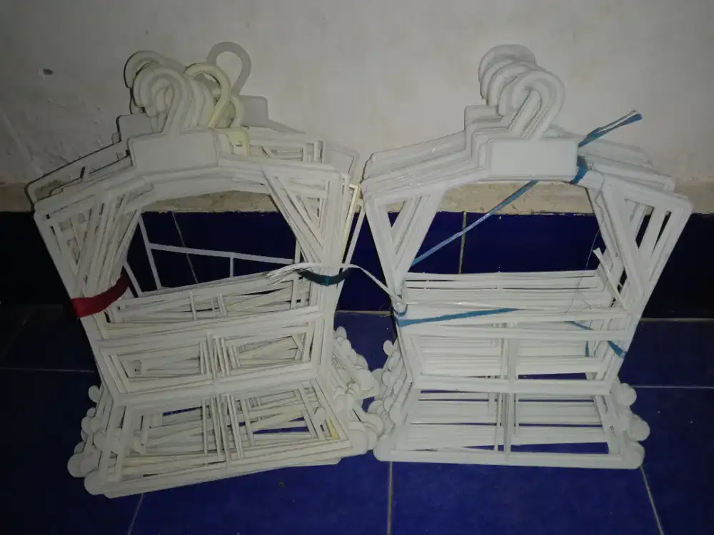 Hanger dan patung menakin