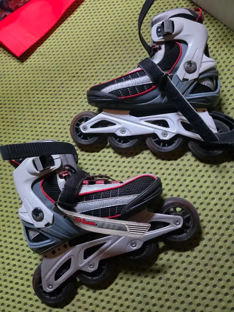 Sepatu roda wilson