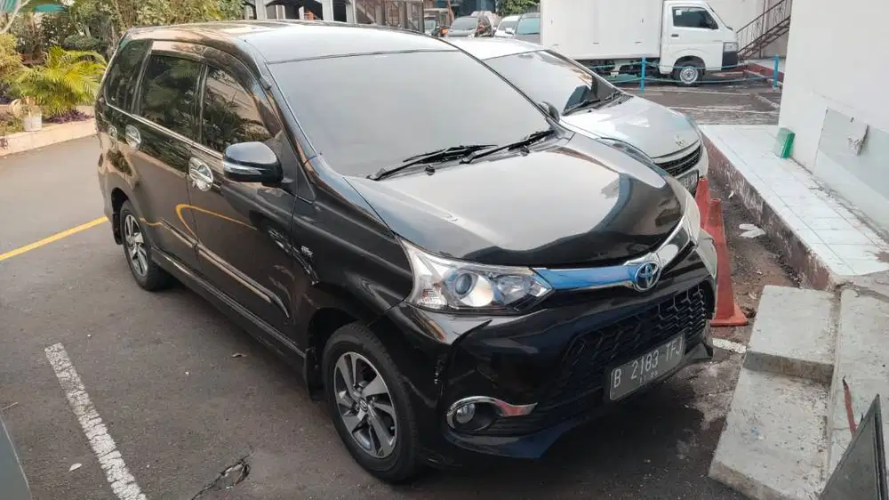 Toyota Avanza Veloz 1,5 Hitam 2015