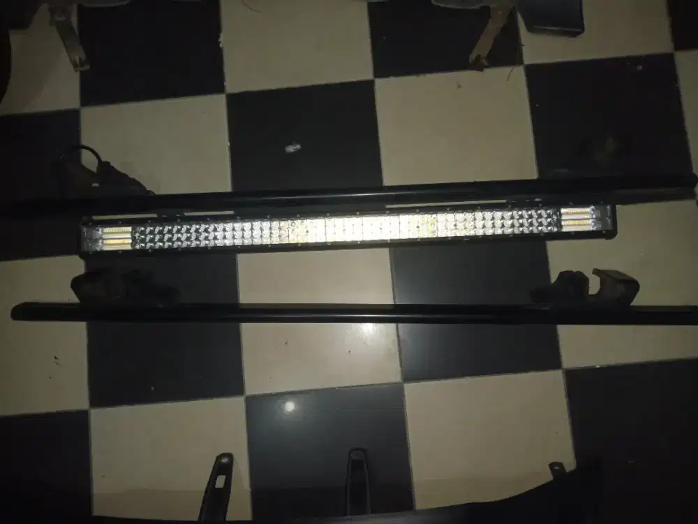 Roof rail dan lampu tembak