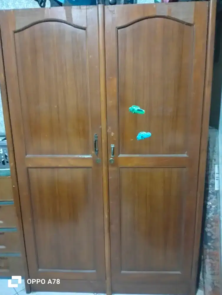 1 ada set tempat tidur dan lemari pakaian kayu jati