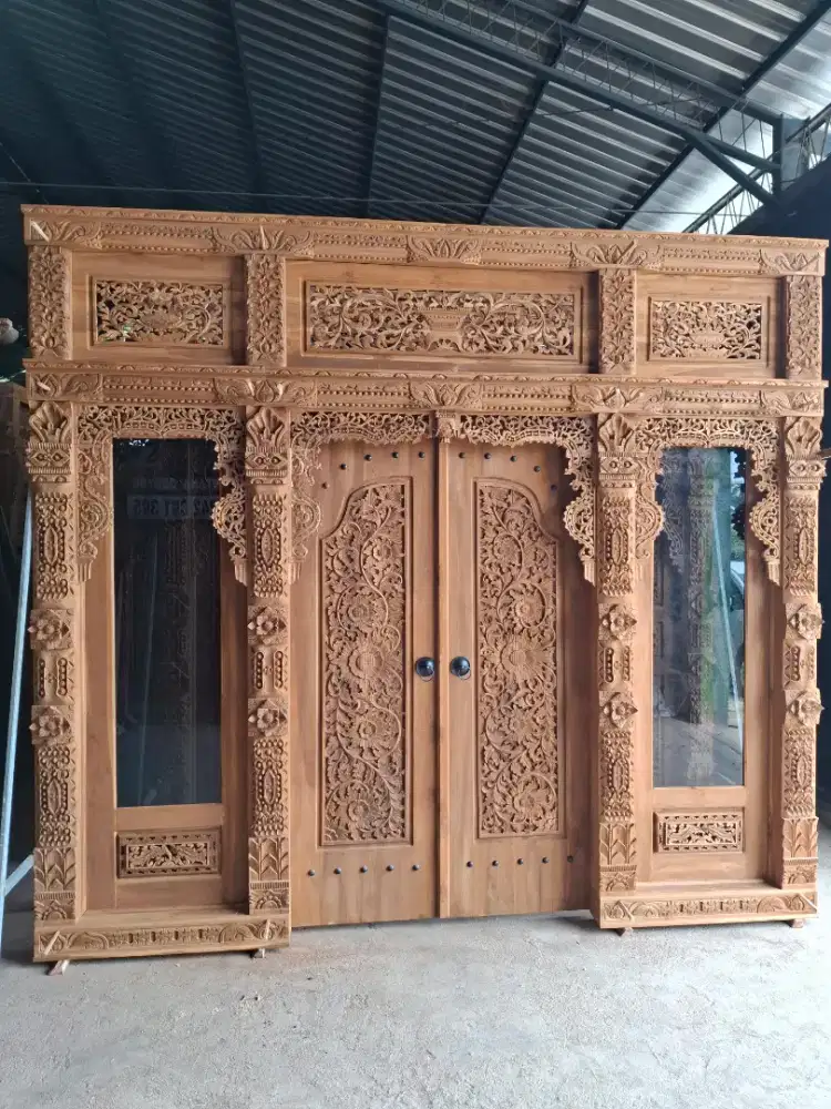 gebyok khas minimalis ukuran 300x270 samping kaca