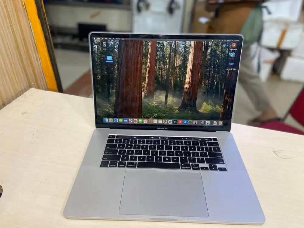 Macbook Pro Core i7 2019 Ram 16GB Layar 15,4inch N-RTV
