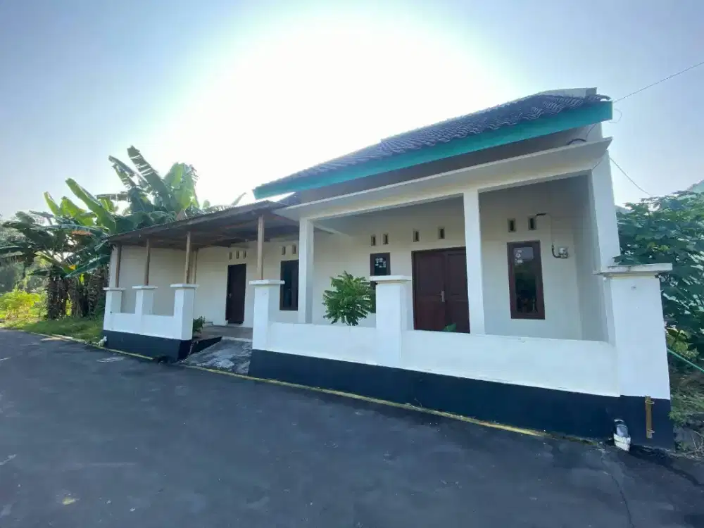 Rumah Dekat Komplek Sekolahan Karanganyar Kota