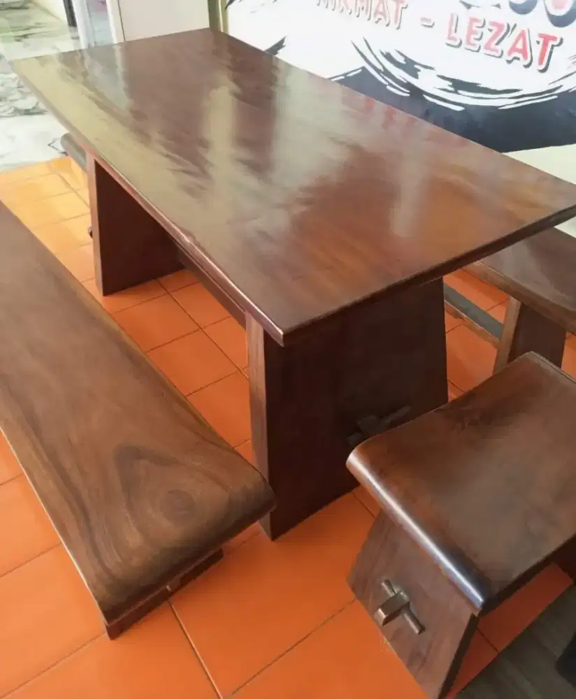 Meja makan kayu trembesi alami