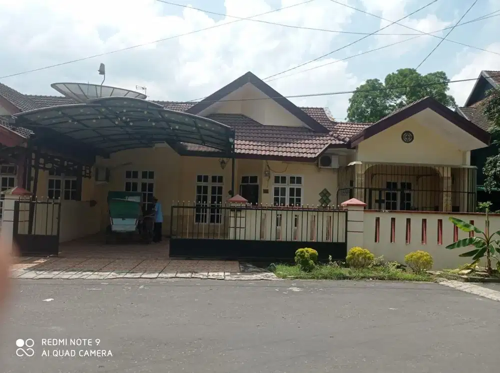 Rumah luas pas sudut