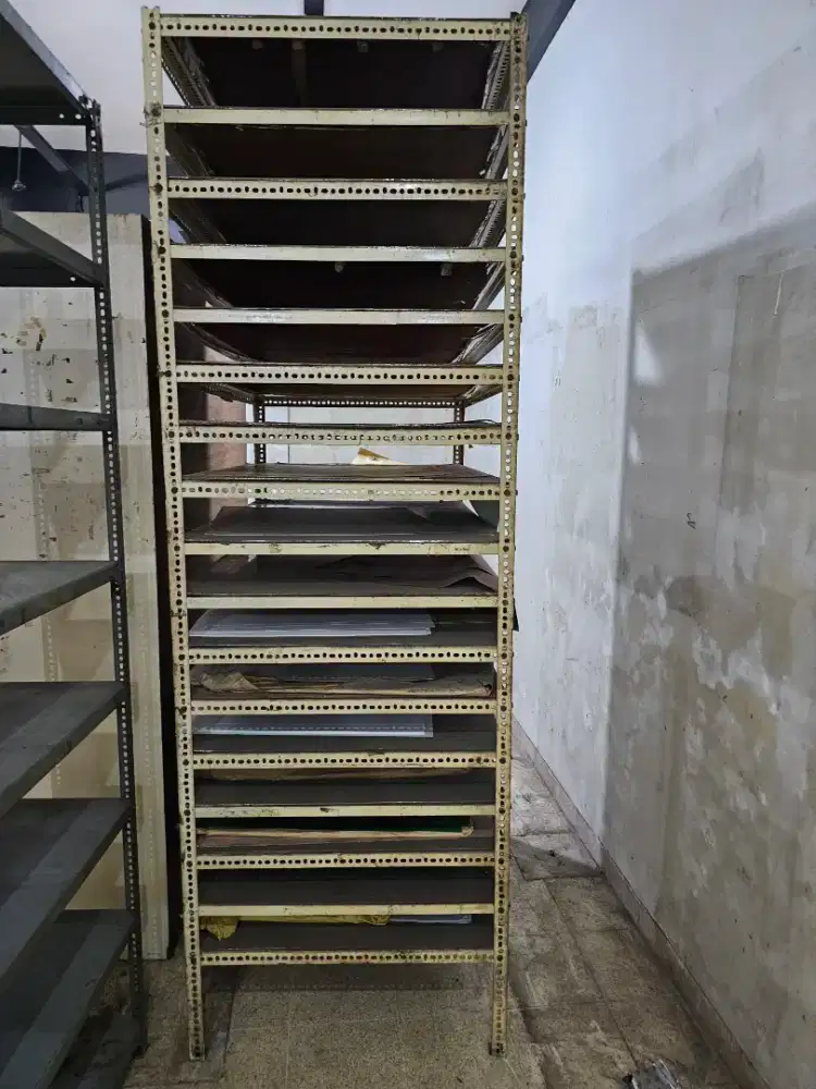 Rak besi plat tebal