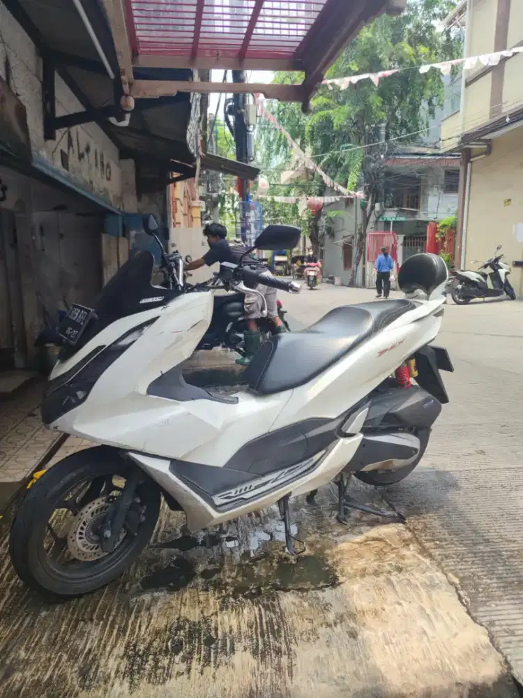 Jual motor PCX 2022 warna putih