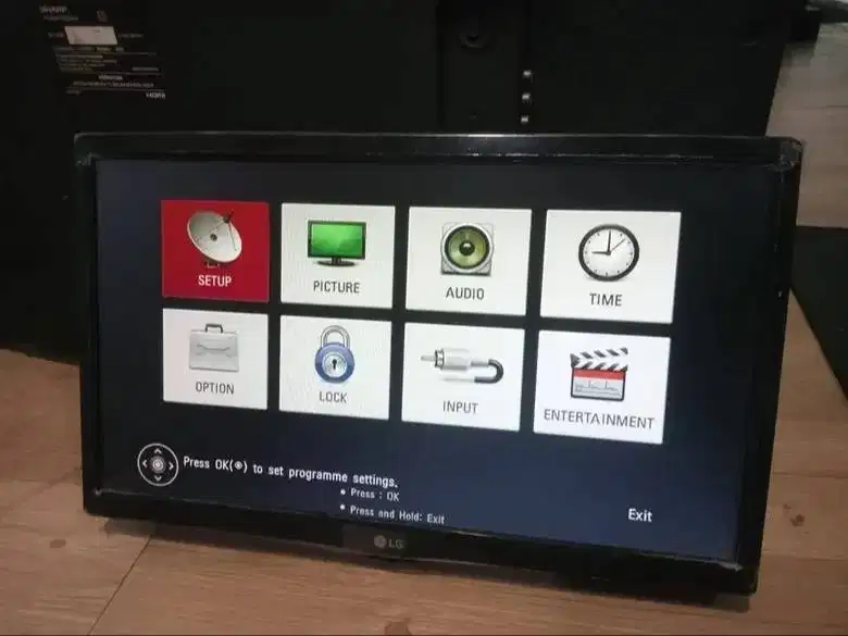 2 unit TV LED LG 20 inch Analog Tanpa Stand dan remote