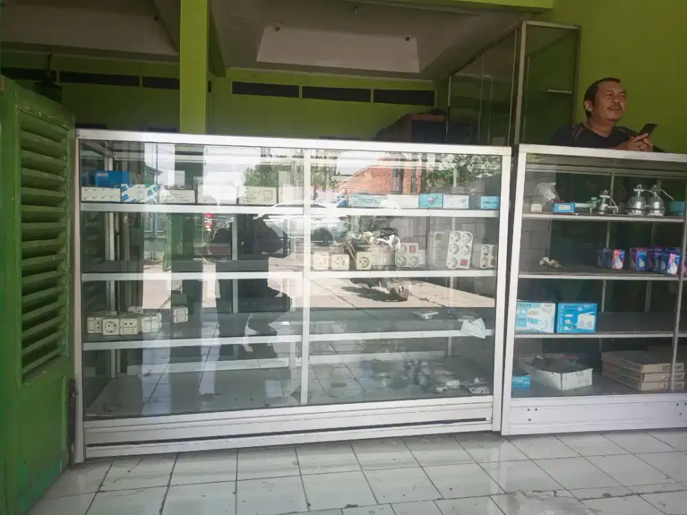Etalase kaca panjang 1,5 Meter