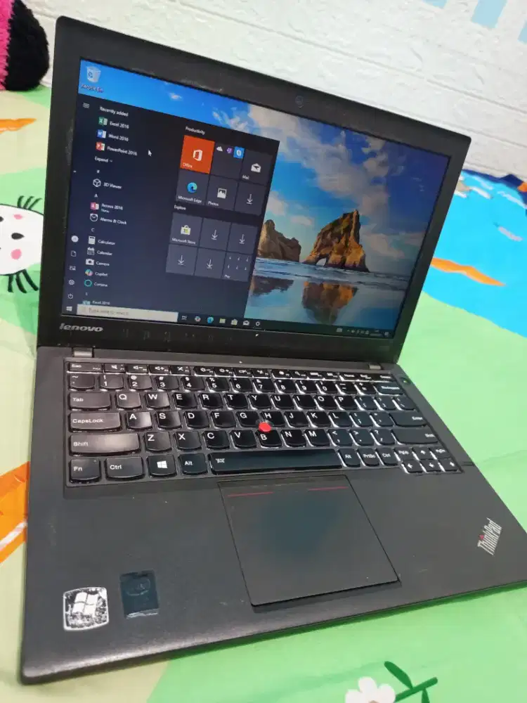 Laptop Lenovo Thinkpad x240 Core i5 Ram 8gb/SSD . Keyboard nyala.