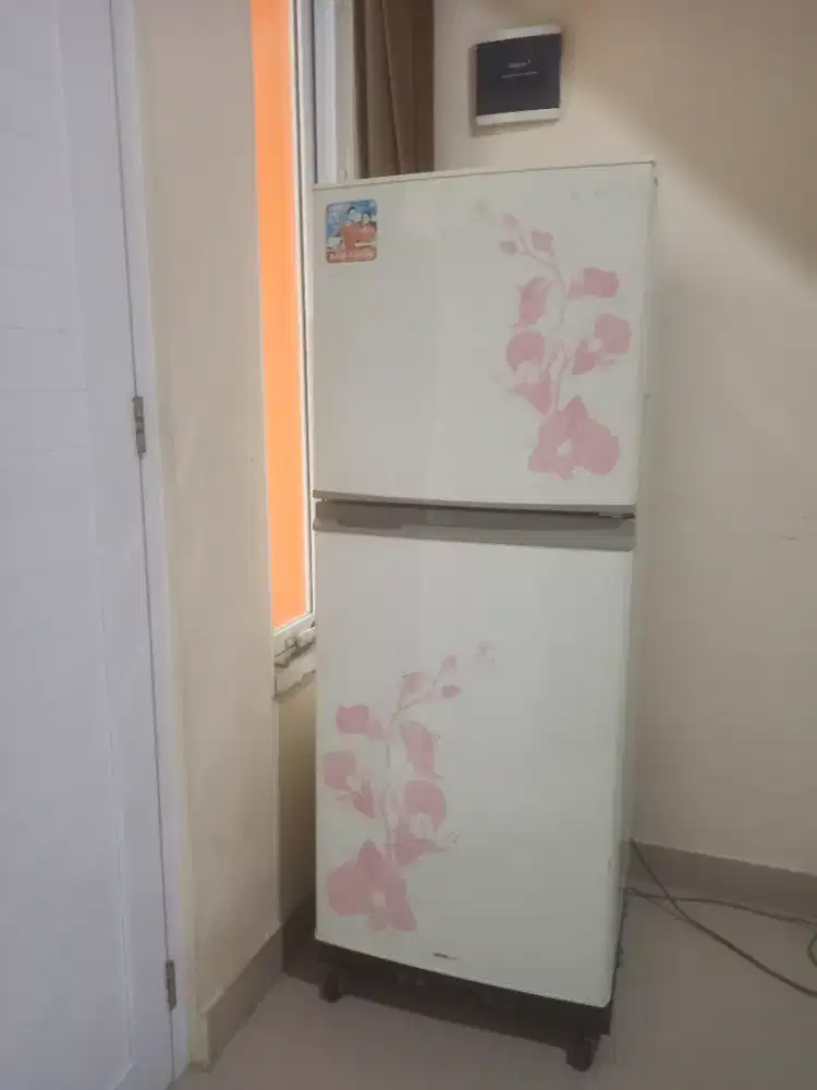 Kulkas Sharp 2 pintu kapasitas 187L