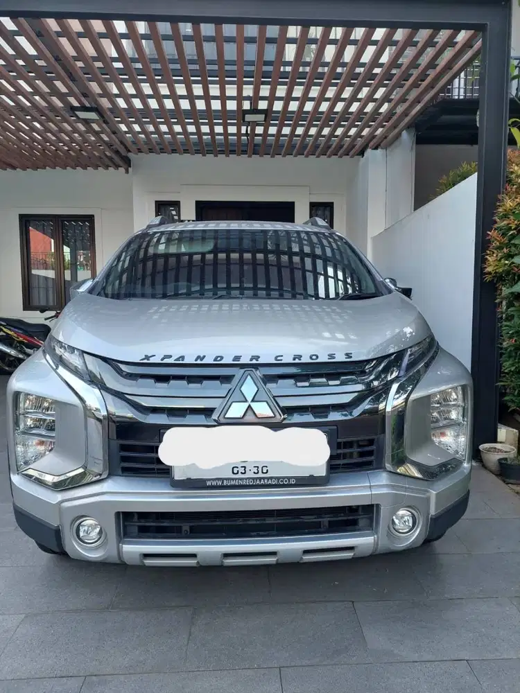 Xpander Cross AT Premium Silver Tahun 2020.