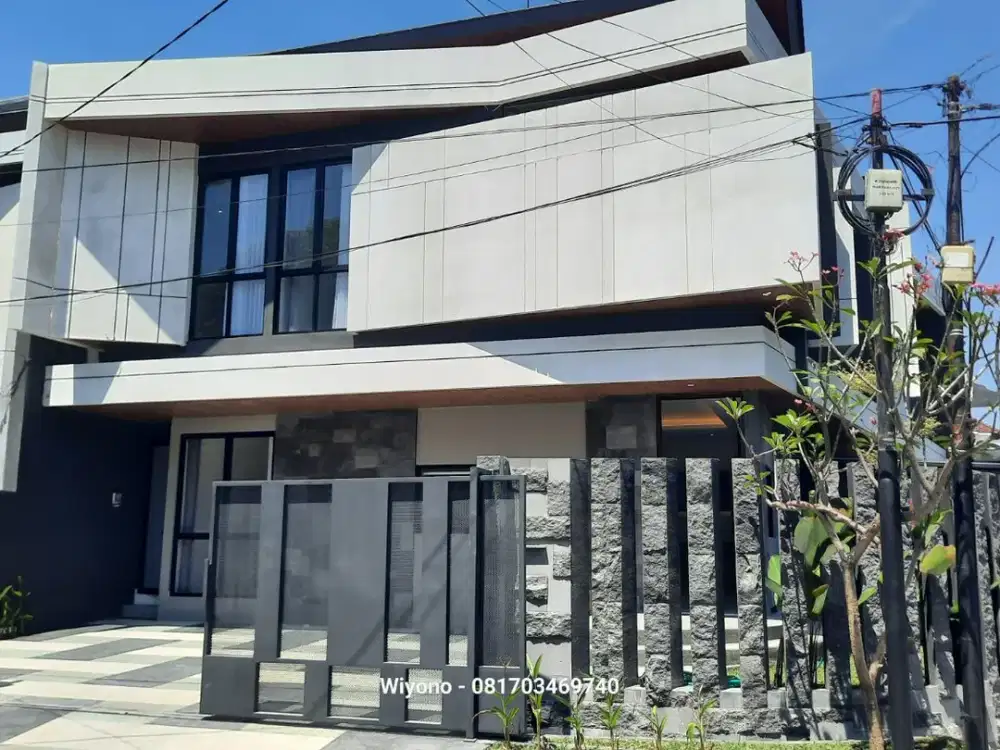 Rumah Manyar Indah dengan Service Area Terpisah Siap Huni Dekat SMA Petra Manyar Surabaya