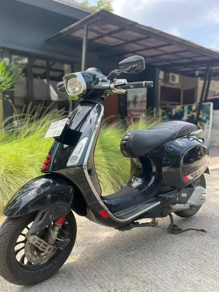 Di jual cepet vespa sprint 150 iget abs warna hitam kilometer rendah