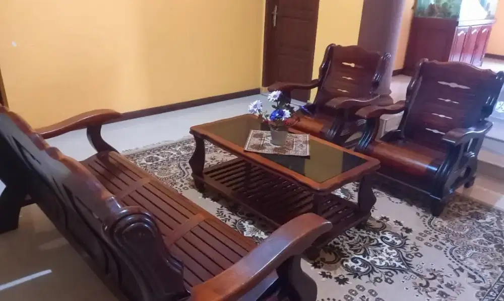 1 set kursi kayu dan meja+kacanya