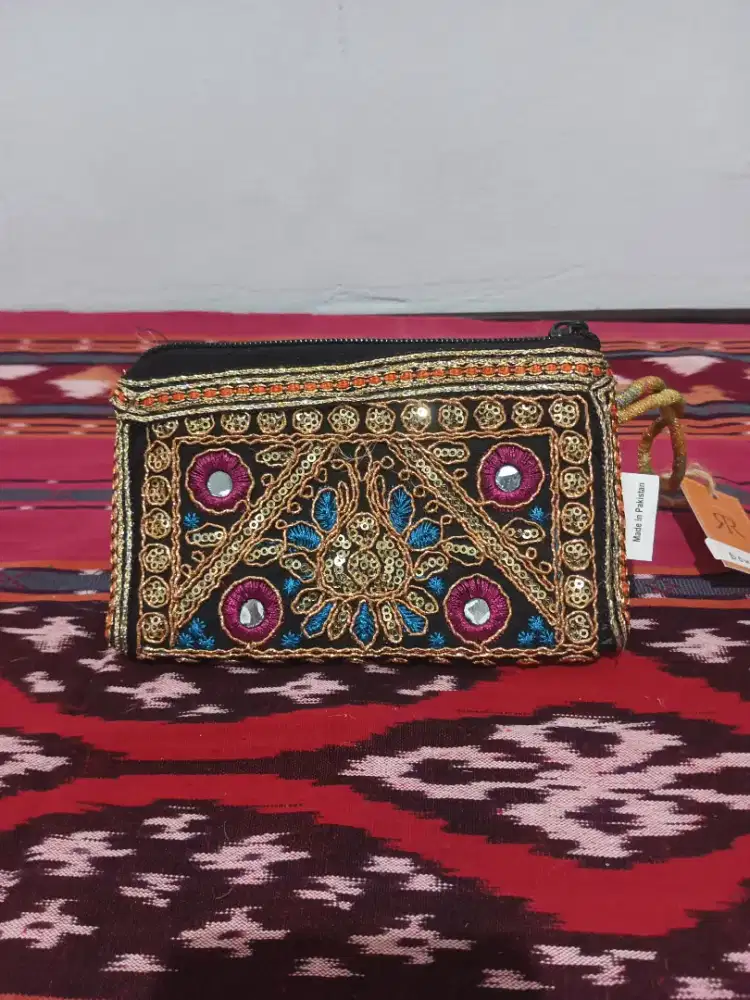 Dompet wanita bermotif batik
