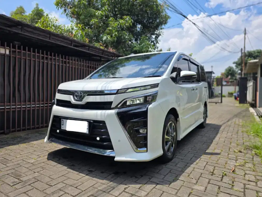 km68rb Voxy 2.0 2018 at toyota low km