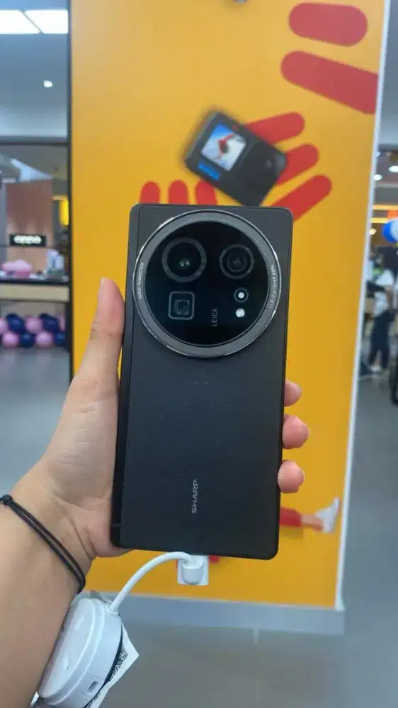 Aquos Smartphone R9 Pro.