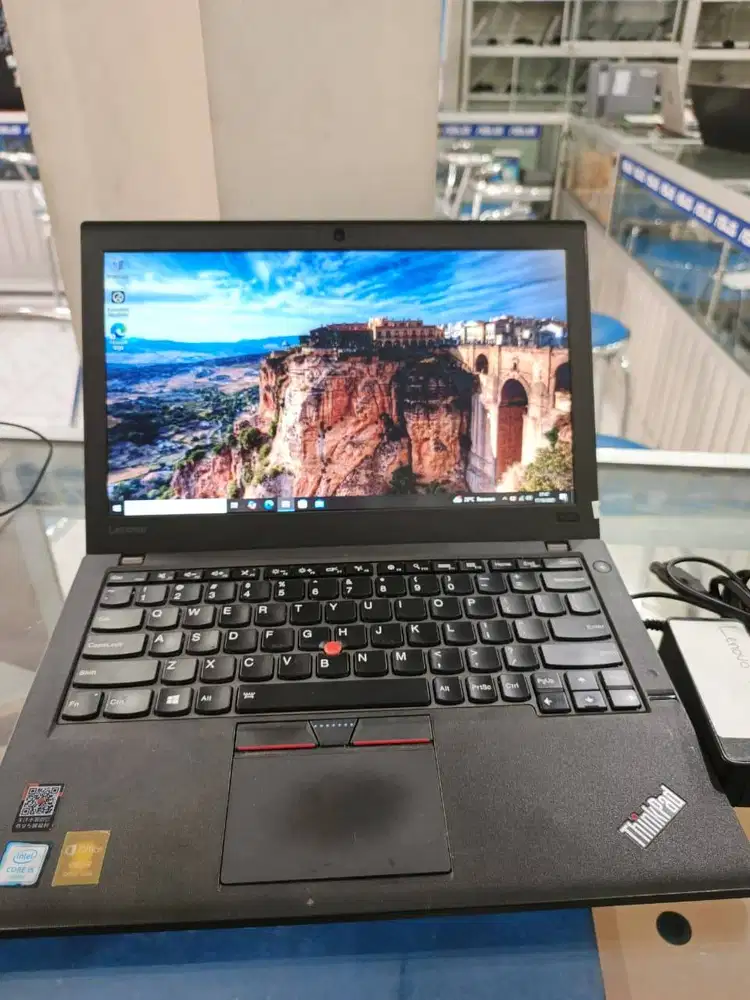 LAPTOP LENOVO THINKPAD X260//CORE i5 -6300U//Ram 8 //SSD//Windows 10