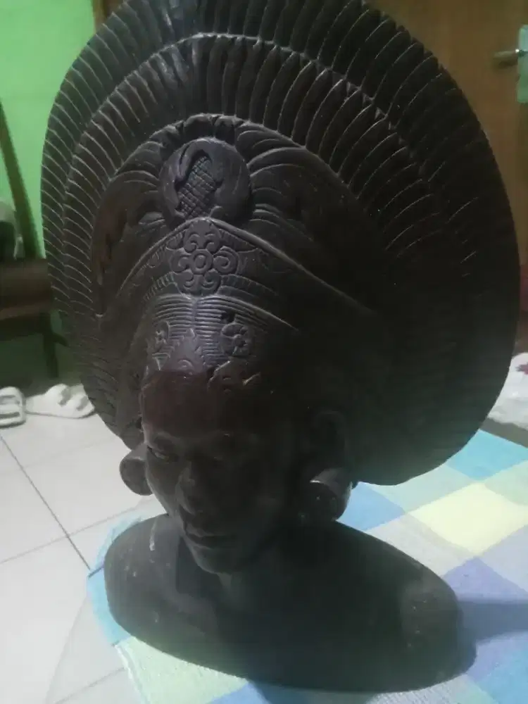 Patung kayu hitam