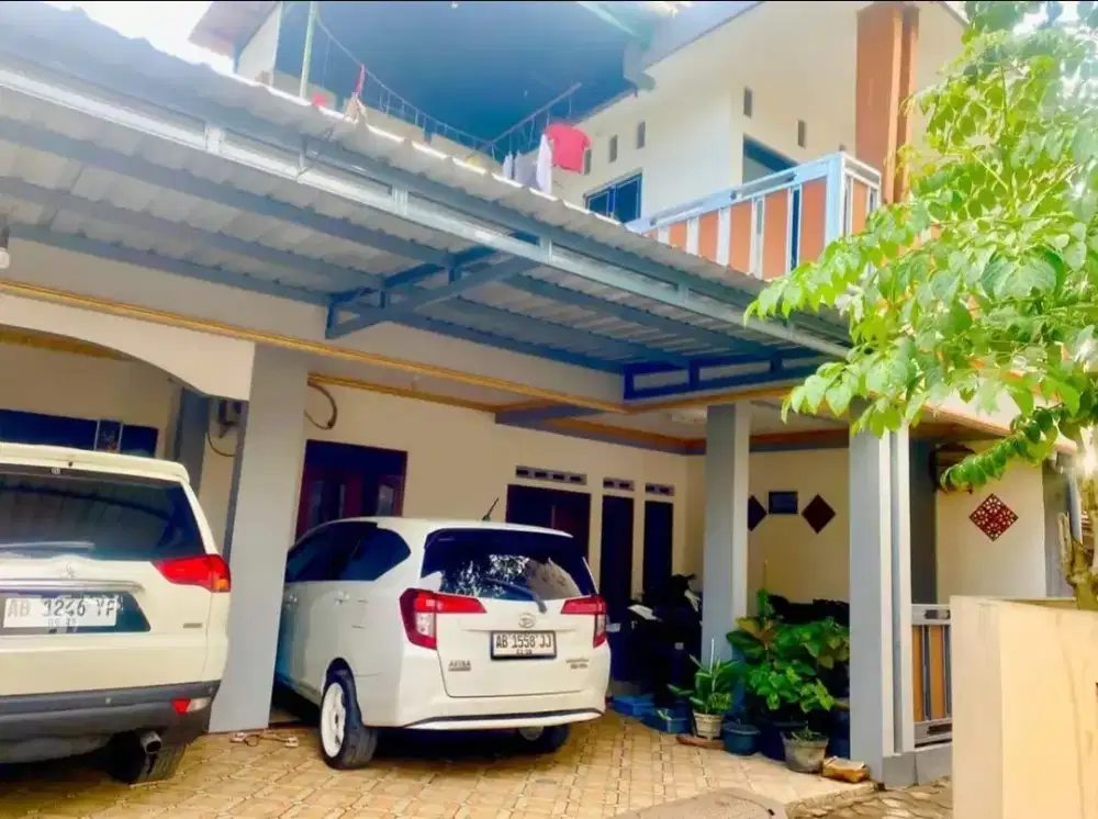 Jual rumah dua lantai dekat pasar pleret