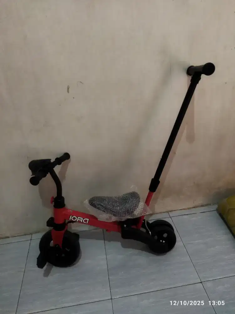 Skuter anak anak/balita dengan pegangan untuk orang tua